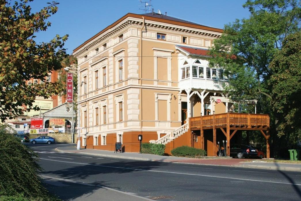 Hotel Mertin Chomutov Esterno foto