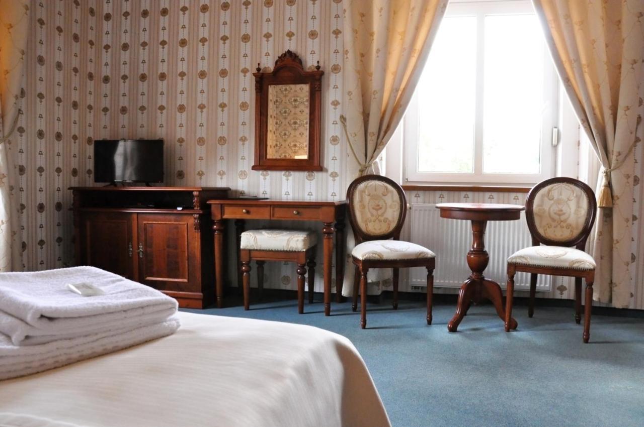 Hotel Mertin Chomutov Esterno foto