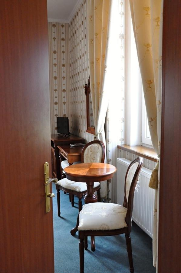 Hotel Mertin Chomutov Esterno foto