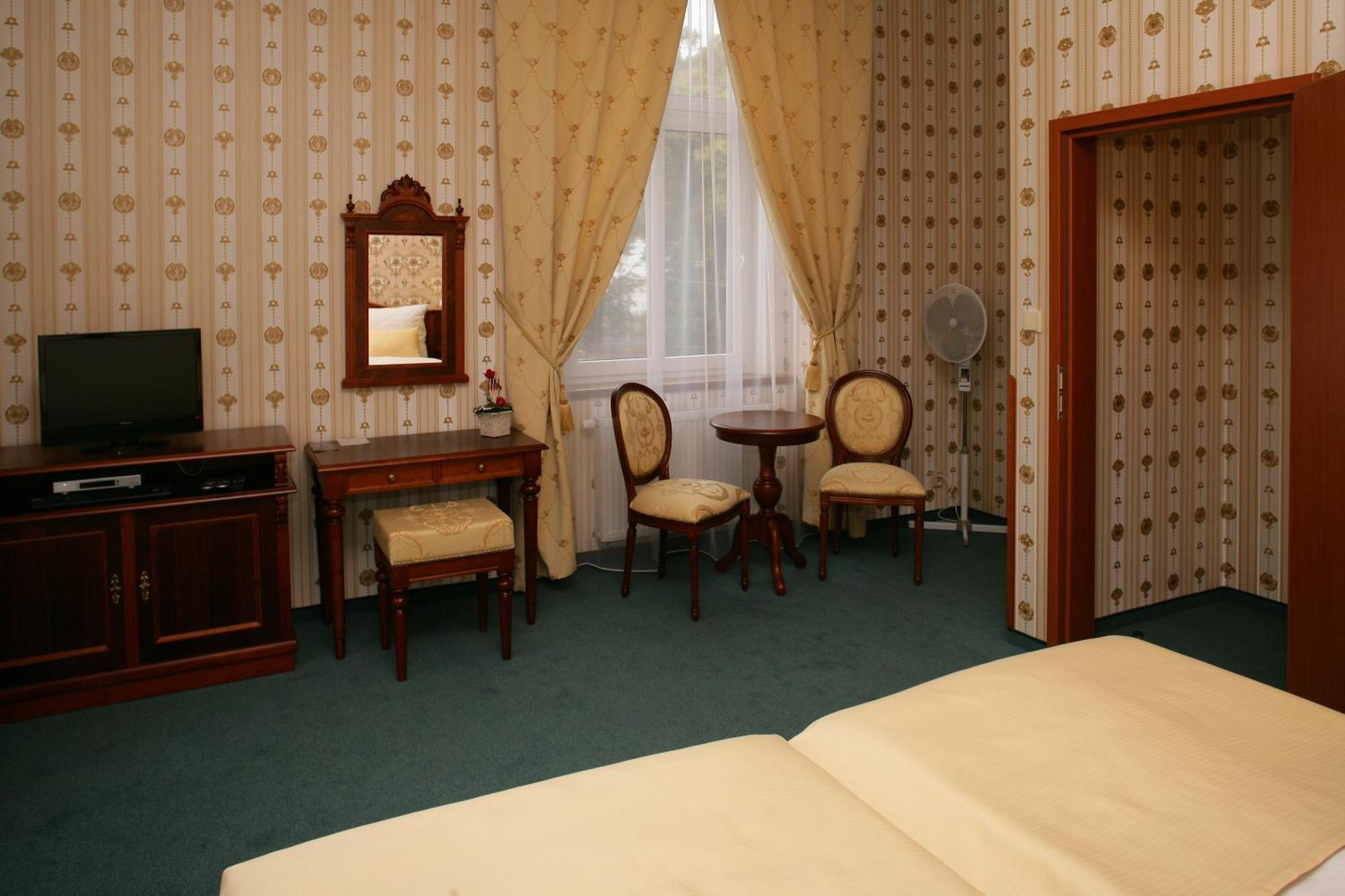 Hotel Mertin Chomutov Esterno foto