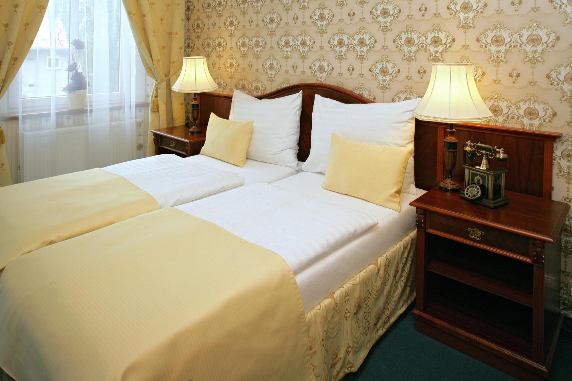 Hotel Mertin Chomutov Esterno foto