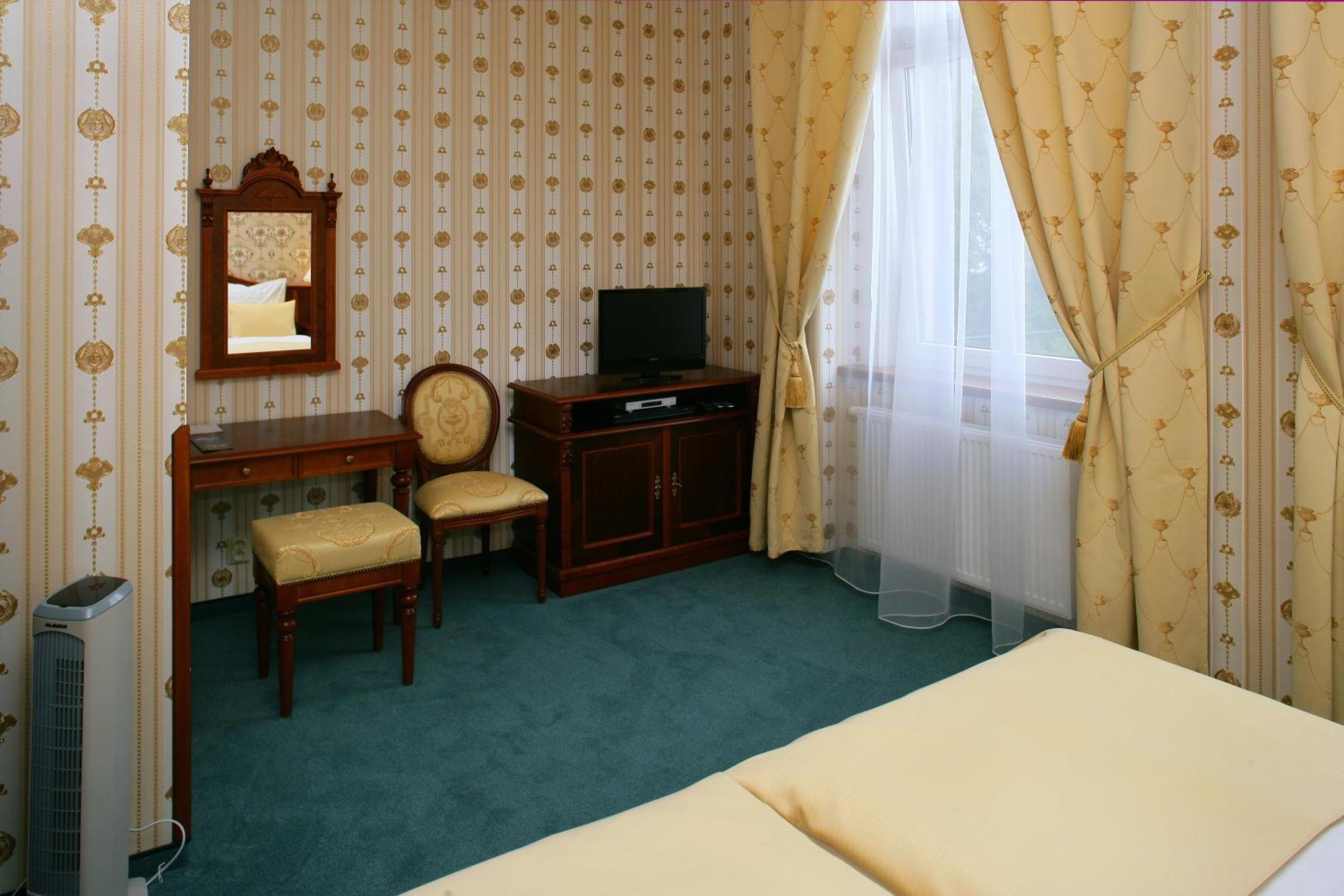 Hotel Mertin Chomutov Esterno foto