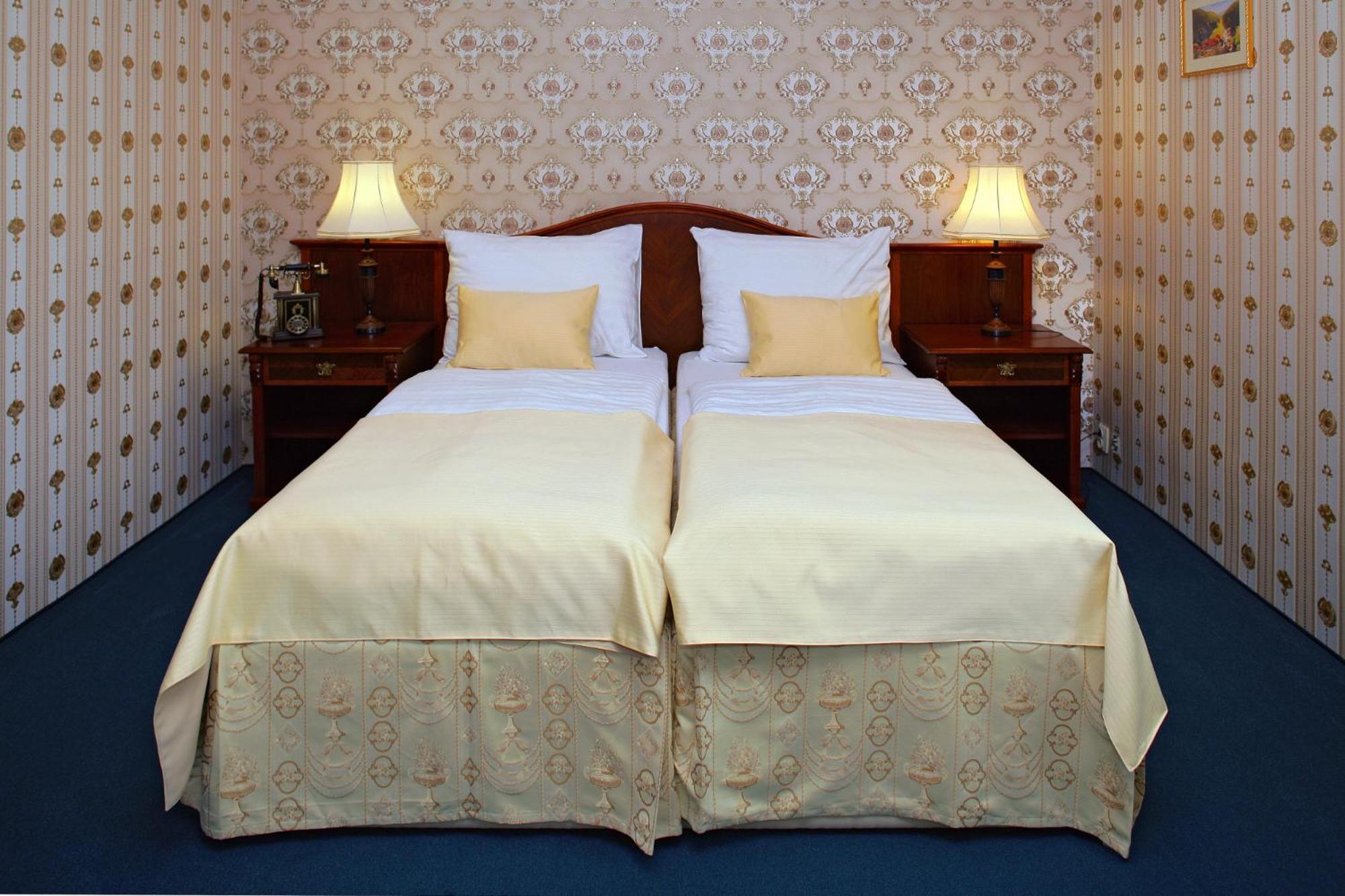 Hotel Mertin Chomutov Esterno foto